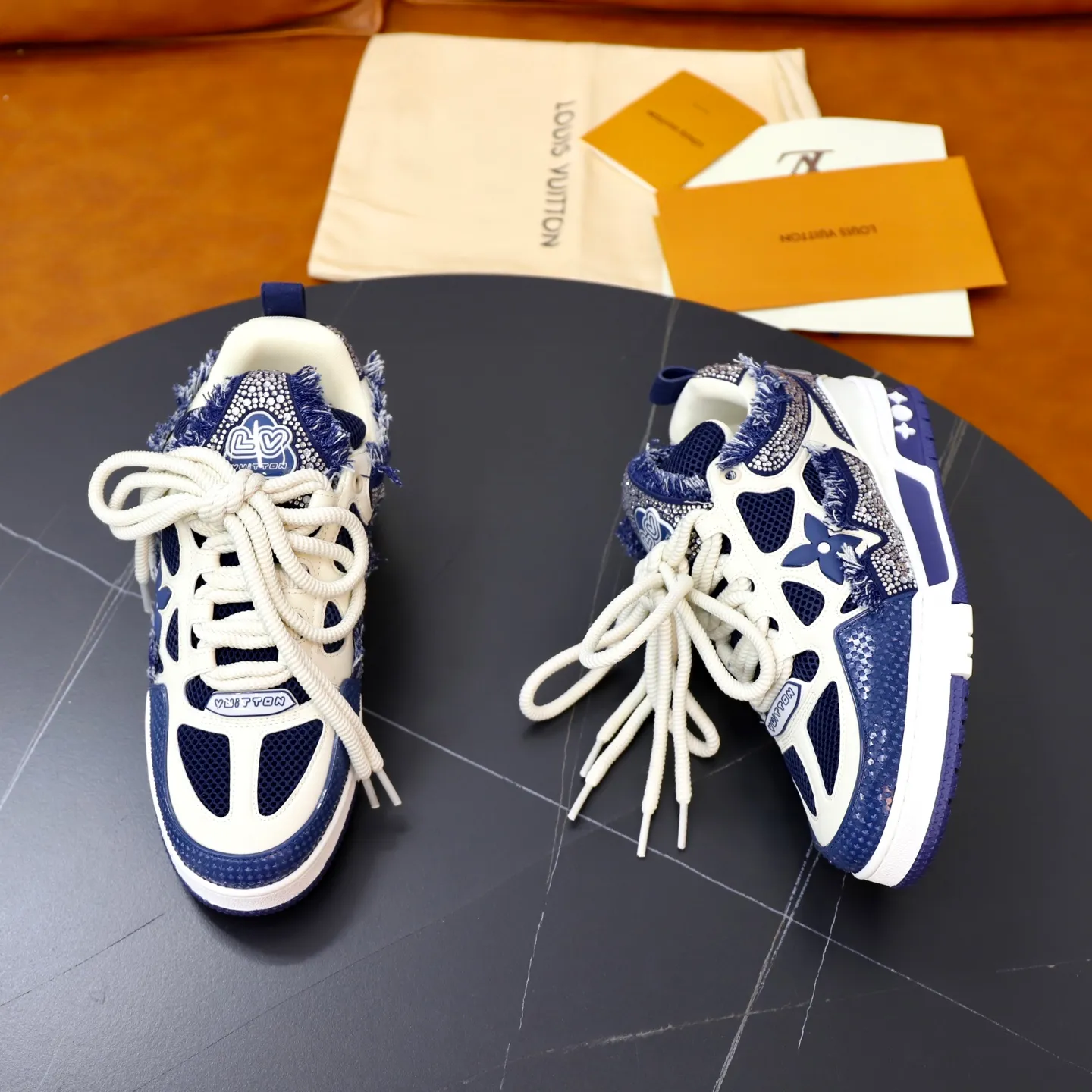 Ex-factory price: 860💰LV Couple👫Louis Vuitton TRAINER sneakers classic Louis Vuitton men's artistic director Virgil Abloh picked inspiration to create this LV Trainer sneaker. Yingze crystal inlays present a colorful effect. VS can be matched with two gorgeous effect colors. The LV letter logo badge on the tongue is gorgeous and noble. The LV letter is decorated on the side. The outsole is decorated with a Monogram flower pattern. It shows the trend of elegance and nobility! Men's and women's models: 35-46